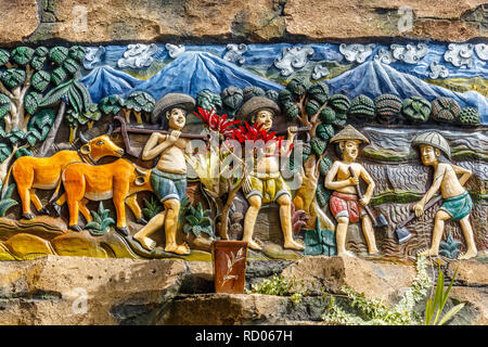 Wandbild der Legende von See Beratan, Reisbauern bei balinesischen Hindu Tempel Pura Ulun Danu Beratan, Tabanan, Bali, Indonesien Stockfoto