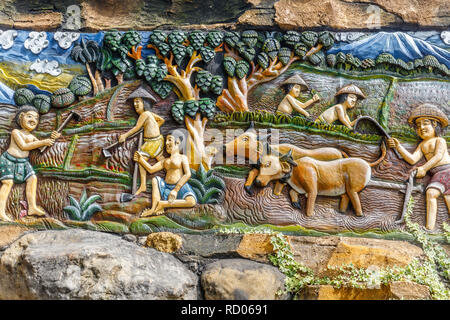 Wandbild der Legende von See Beratan, Reisbauern bei balinesischen Hindu Tempel Pura Ulun Danu Beratan, Tabanan, Bali, Indonesien Stockfoto