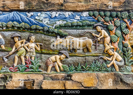 Wandbild der Legende von See Beratan, Reisbauern bei balinesischen Hindu Tempel Pura Ulun Danu Beratan, Tabanan, Bali, Indonesien Stockfoto