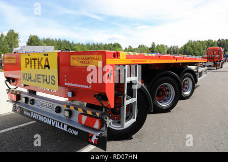 Hameenlinna, Finnland - 15. Juli 2017: Faymonville Tieflader Auflieger für den Transport auf Lkw Tawastia Wochenende angezeigt. Stockfoto