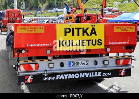 Hameenlinna, Finnland - 15. Juli 2017: Faymonville Tieflader Auflieger für den Transport auf Lkw Tawastia Wochenende angezeigt, mit Warnschild. Stockfoto