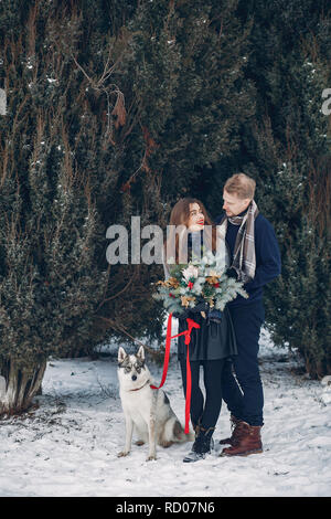 Schönes Paar spielen mit einem Hund Stockfoto