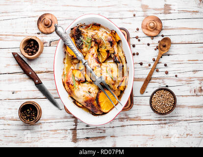 Gebackene Chicken Drumsticks mit Orangensauce in Auflaufform Stockfoto