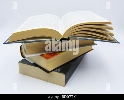Stapel Bücher auf einem Tisch in weißem Hintergrund Stockfoto