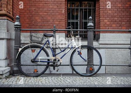 Fahrrad lehnte sich gegen Geländer in einer Stadt, Straße, Deutschland Stockfoto