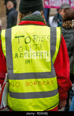 Anti-Austerity Demonstranten mit gelben Westen im Britischen Wahlkampf ist gebrochen - allgemeine Wahl jetzt Demonstration in London, UK. Stockfoto