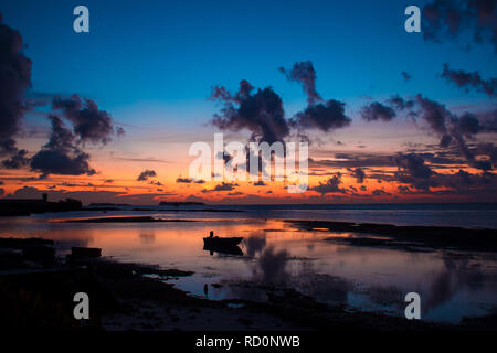 Sonnenuntergang über der Wasseroberfläche. Schöne Landschaft Stockfoto