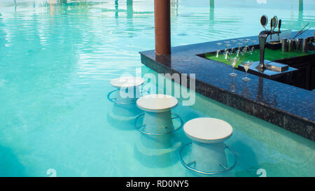 Die Bar im Pool. Luxury Resort auf tropischen iseland. Hotel Terrasse. Stockfoto