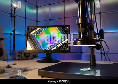 Labor von Halbleiterchips. Die Entwicklung der modernen Elektronik. Crystal Chip im Mikroskop Stockfoto