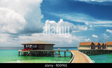 Bungalow auf Stelzen im Wasser, fantastische tropische Natur. Maldives Resort, Traum Reise. Stockfoto