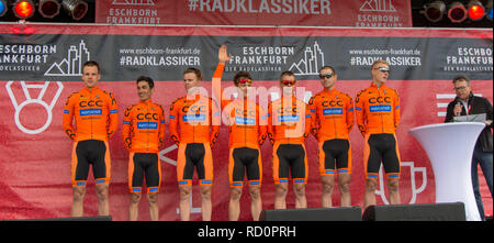 ESCHBORN, Deutschland - 1. Mai 2018: CCC Sprandi Polkowice bei Eschborn-Frankfurt Radrennen Stockfoto