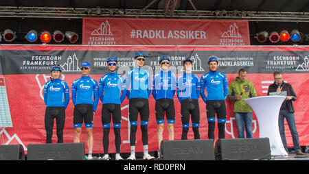 ESCHBORN, Deutschland - 1. Mai 2018: Gazprom-Rusvelo bei Eschborn-Frankfurt Radrennen Stockfoto