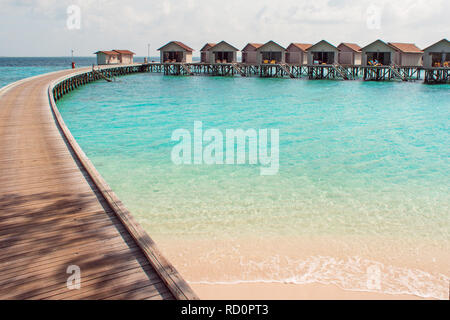 Bungalow auf Stelzen im Wasser, fantastische tropische Natur. Malediven Resort, der privaten Insel, Einsamkeit für Touristen. Stockfoto