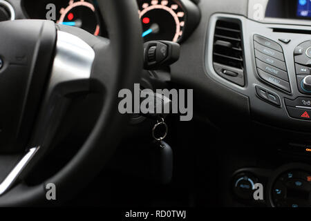 Zündung Schlüssel in das Schloss im Auto. Stockfoto