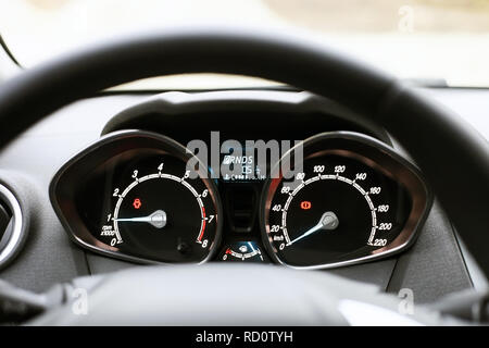 Tachometer, Drehzahlmesser und Kraftstoffstand im Auto. Schwarz Automobil Instrumententafel am Armaturenbrett Stockfoto