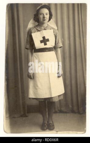 Columbia Studios portrait einer attraktiven jungen WW2 Ära des Roten Kreuzes freiwillige Krankenschwester, das Tragen eines Freiwilligen Ablösung (VAD) Einheitliche, ca. 1940 Stockfoto