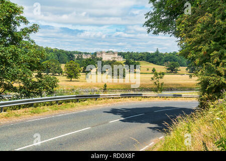 Blick über den Fluss Tweed zu Floors Castle, Kelso, aus einer 699 Main Road, Roxburghshire, Borders, Schottland, Großbritannien. Stockfoto