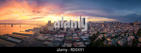 Panoramablick auf San Francisco Skyline bei Sonnenaufgang, Kalifornien, USA Stockfoto