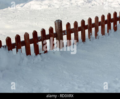 Schnee bedeckt Holz Zaun Stockfoto
