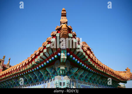 Architektonische Details eines buddhistischen Tempels Dach in Chengde, China. Stockfoto