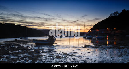 Ruhiger Abend in der unteren Stadt, Fishguard, Pembrokeshire, Wales. Ebbe zeigt Fischerboote auf dem sandigen Meeresboden vertäut. Stockfoto