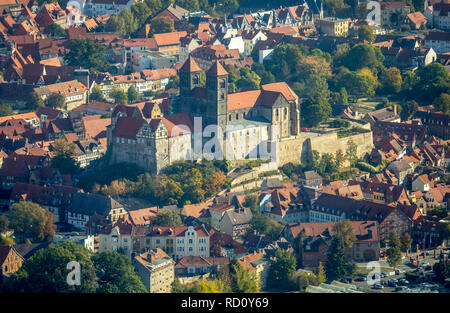 Luftaufnahme, Schlossmuseum Quedlinburg, Burgtor, Altstadt mit Burgberg-Sankt Wiperti-Münzenberg, Castle Mountain, Quedlinburg Altstadt, einem Stadtteil. Stockfoto