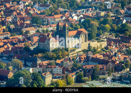 Luftaufnahme, Schlossmuseum Quedlinburg, Burgtor, Altstadt mit Burgberg-Sankt Wiperti-Münzenberg, Castle Mountain, Quedlinburg Altstadt, einem Stadtteil. Stockfoto