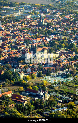 Luftaufnahme, Schlossmuseum Quedlinburg, Burgtor, Altstadt mit Burgberg-Sankt Wiperti-Münzenberg, Castle Mountain, Quedlinburg Altstadt, einem Stadtteil. Stockfoto