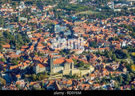 Luftaufnahme, Schlossmuseum Quedlinburg, Burgtor, Altstadt mit Burgberg-Sankt Wiperti-Münzenberg, Castle Mountain, Quedlinburg Altstadt, einem Stadtteil. Stockfoto