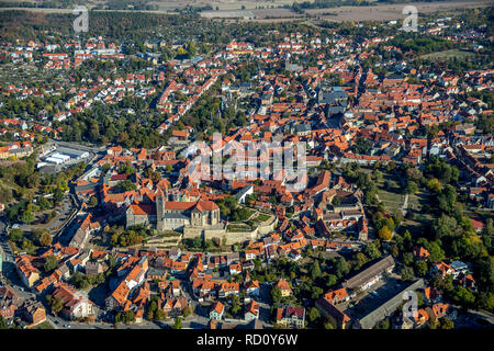 Luftaufnahme, Schlossmuseum Quedlinburg, Burgtor, Altstadt mit Burgberg-Sankt Wiperti-Münzenberg, Castle Mountain, Quedlinburg Altstadt, einem Stadtteil. Stockfoto