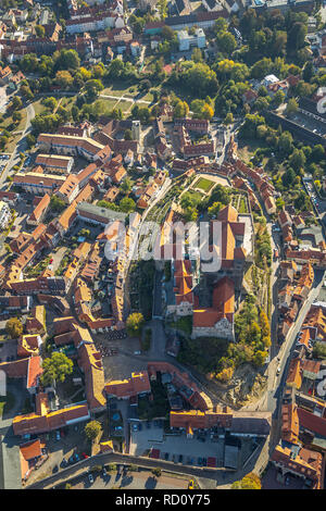 Luftaufnahme, Übersicht Schlossmuseum Quedlinburg, Schlosstor, Altstadt mit Burgberg-Sankt Wiperti-Münzenberg, Castle Mountain, Quedlinburg Altstadt, d Stockfoto