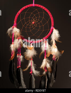 Nahaufnahme von einem wunderschönen handgemachten Dreamcatcher aufhängen vor einem schwarzen Hintergrund Stockfoto