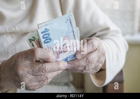 Faltige Hand eines leitenden Person zählen türkische Lira Banknoten Stockfoto