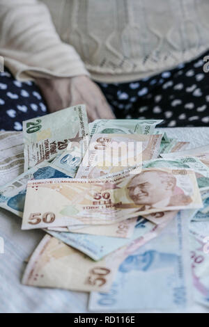 Türkische Lira Banknoten auf Tisch Stockfoto