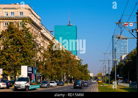 Warszawa, Masowien/Polen - 2018/09/21: Historische Muranow Warschauer Bezirk mit andersa Street und dem Intraco skyscraper Stockfoto