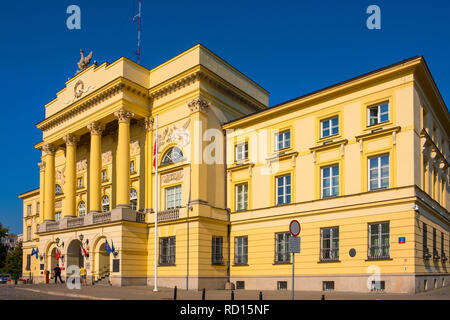 Warszawa, Masowien/Polen - 2018/09/21: Vorderansicht des Mostowski Palast, historische klassizistische Residenz in der Warschauer Bezirk Muranow Stockfoto