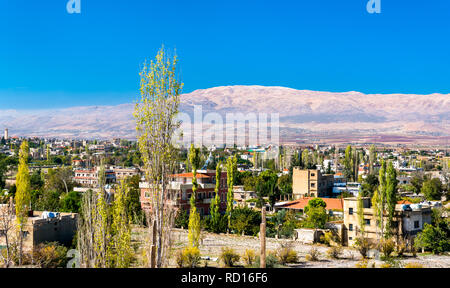 Blick auf die Stadt Baalbek mit Bergen im Hintergrund - Libanon Stockfoto