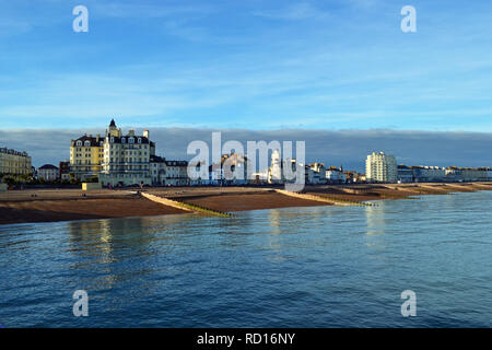 Anzeigen von Eastbourne in der späten Nachmittagssonne, East Sussex, Großbritannien Stockfoto