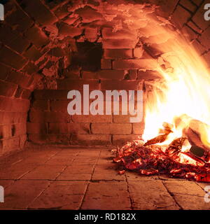 Feuer Holz Brennen in einem alten Ofen fertig zu kochen Stockfoto