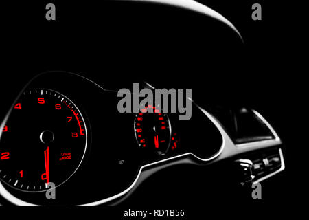 Nahaufnahme von einem Tachometer im Auto. Das Armaturenbrett. Dashboard details mit Anzeigelampen. Auto Instrumententafel. Armaturenbrett mit Tachometer, Drehzahlmesser Stockfoto