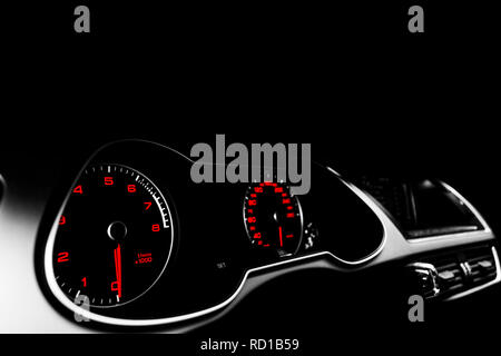 Nahaufnahme von einem Tachometer im Auto. Das Armaturenbrett. Dashboard details mit Anzeigelampen. Auto Instrumententafel. Armaturenbrett mit Tachometer, Drehzahlmesser Stockfoto