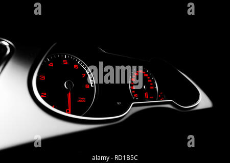 Nahaufnahme von einem Tachometer im Auto. Das Armaturenbrett. Dashboard details mit Anzeigelampen. Auto Instrumententafel. Armaturenbrett mit Tachometer, Drehzahlmesser Stockfoto