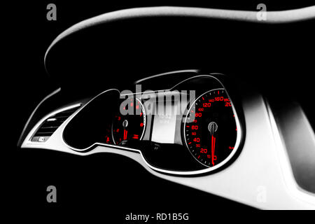 Nahaufnahme von einem Tachometer im Auto. Das Armaturenbrett. Dashboard details mit Anzeigelampen. Auto Instrumententafel. Armaturenbrett mit Tachometer, Drehzahlmesser Stockfoto