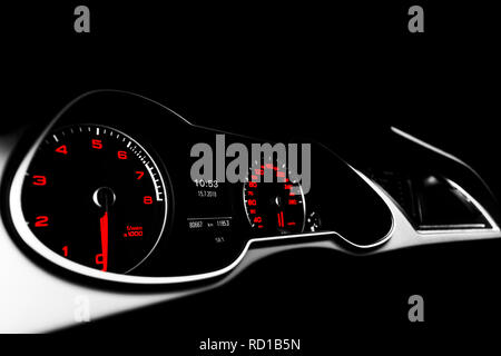 Nahaufnahme von einem Tachometer im Auto. Das Armaturenbrett. Dashboard details mit Anzeigelampen. Auto Instrumententafel. Armaturenbrett mit Tachometer, Drehzahlmesser Stockfoto