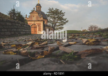 Kirche in Flandern, Retro Look. Hintergrund im Fokus. Stockfoto