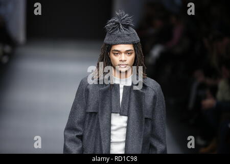 Berlin, Deutschland. 15 Jan, 2019. Berlin. Das Foto zeigt die Modelle auf dem Laufsteg mit den Herbst/Winter 2019/20 Kollektion des Designers Neonyt bei Mercedes Benz Fashion Week in Berlin im E-Werk in Berlin-Mitte am 15. Januar 2019. Quelle: Simone Kuhlmey/Pacific Press/Alamy leben Nachrichten Stockfoto