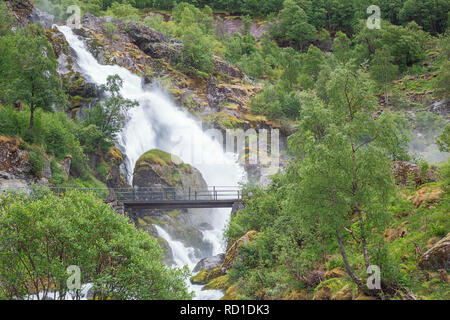 Den Kleivafossen von ihrer Basis auf dem Weg zum briksdalsbreen gesehen Stockfoto