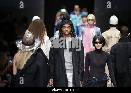 Berlin, Deutschland. 15 Jan, 2019. Berlin. Das Foto zeigt die Modelle auf dem Laufsteg mit den Herbst/Winter 2019/20 Kollektion des Designers Neonyt bei Mercedes Benz Fashion Week in Berlin im E-Werk in Berlin-Mitte am 15. Januar 2019. Quelle: Simone Kuhlmey/Pacific Press/Alamy leben Nachrichten Stockfoto