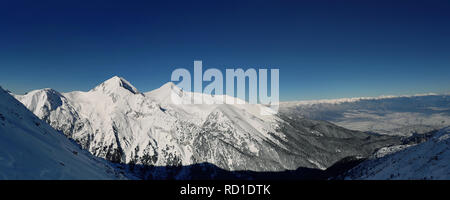 Pirin Berge winter schnee Gipfel Panorama mit klarem, blauem Himmel in Bansko, Bulgarien. Stockfoto