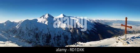 Kreuz auf dem Gipfel des Piringebirges. Panorama der Todorka Peak National resort Clear blue sky in Bansko, Bulgarien. Stockfoto